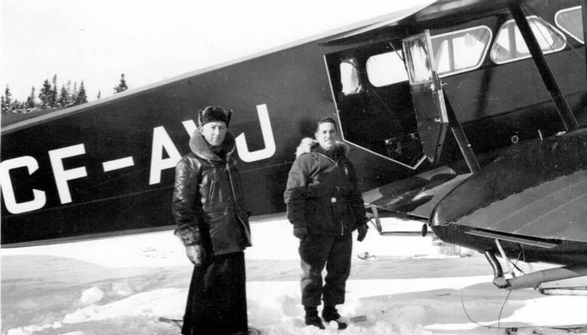 Denis Doucet et un compagnon devant un avion