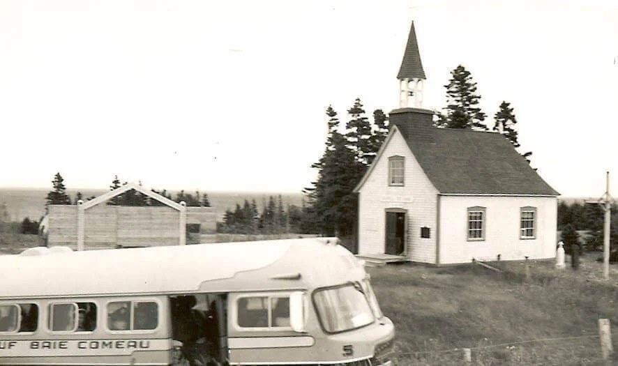 Bus parked in front of Îlets de Jérémie Chapel