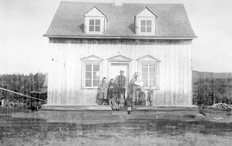 Famille Labrie devant une maison à Godbout