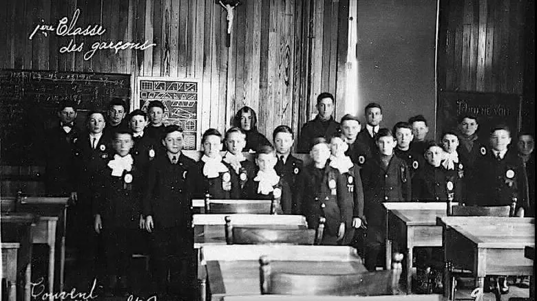 Classe de garçons à Havre-Saint-Pierre, vers 1920–1930