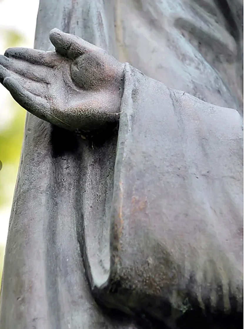 Main ouverte de la statue, paume tournée vers le haut