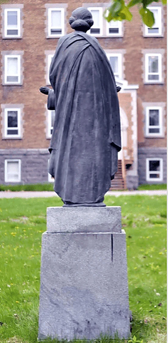 Vue arrière de la statue et de son socle
