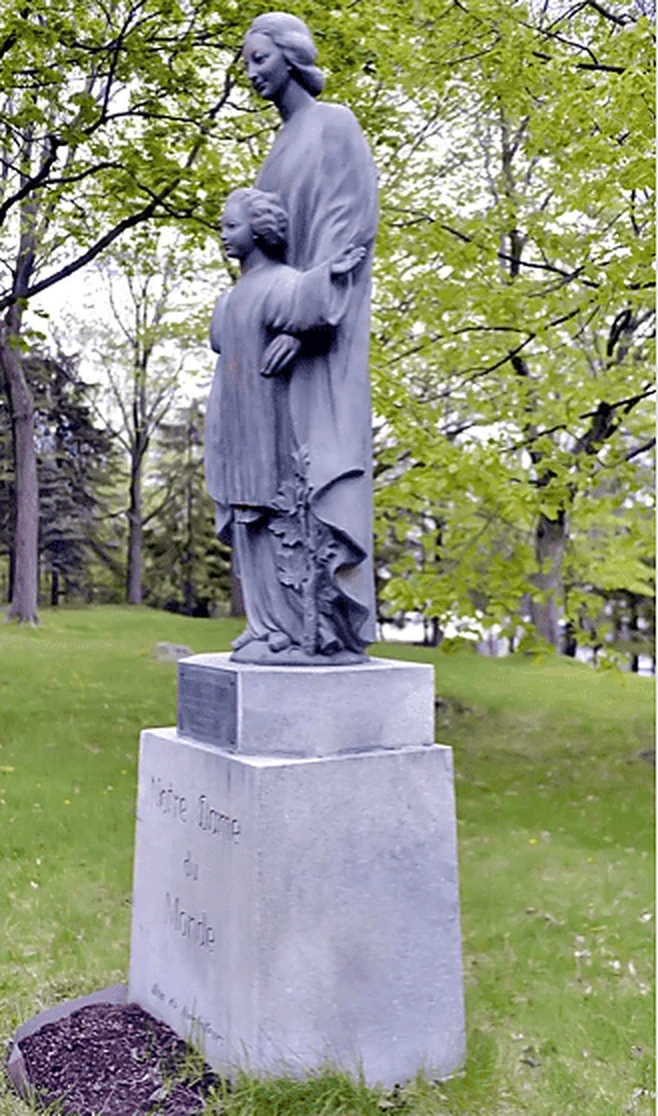 Vue latérale de la statue et de son socle